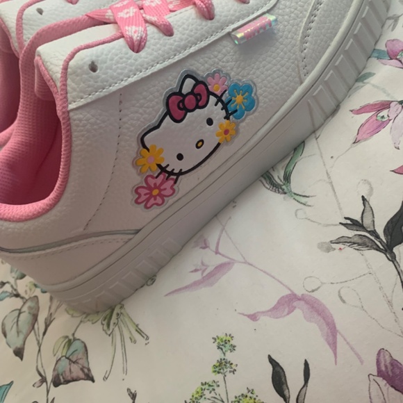 Hello Kitty Size 6 Kids or 8 Women’s Sneakers - Picture 2 of 9